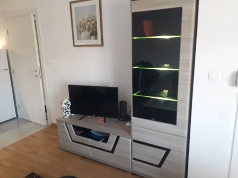Dio dnevne sobe sa TV komodom i modernom vitrinom. - image 7