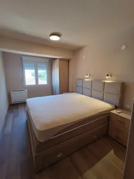 Spavaća soba sa bračnim krevetom, noćnim stočićima i garderoberom. - image 8