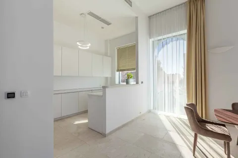 Moderna bijela kuhinja sa šankom i trpezarijskim dijelom pored velikog prozora. - image 51