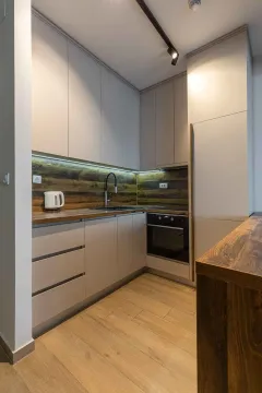 Moderna kuhinja sa drvenim elementima i ugrađenom aparaturom. - image 21