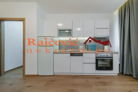 Moderna bela kuhinja sa ugradnim aparatima i frižiderom. - image 6
