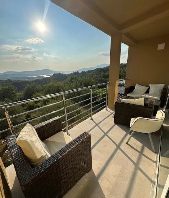Izdavanje, trosoban stan, 100m², Kavač, Kotor