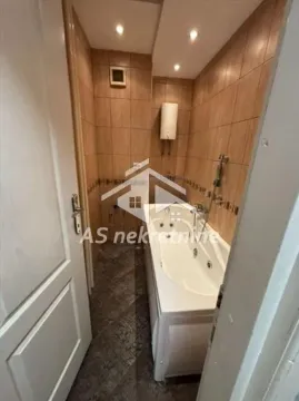 Manje kupatilo obloženo keramičkim pločicama sa ugradnom kadom. - image 24