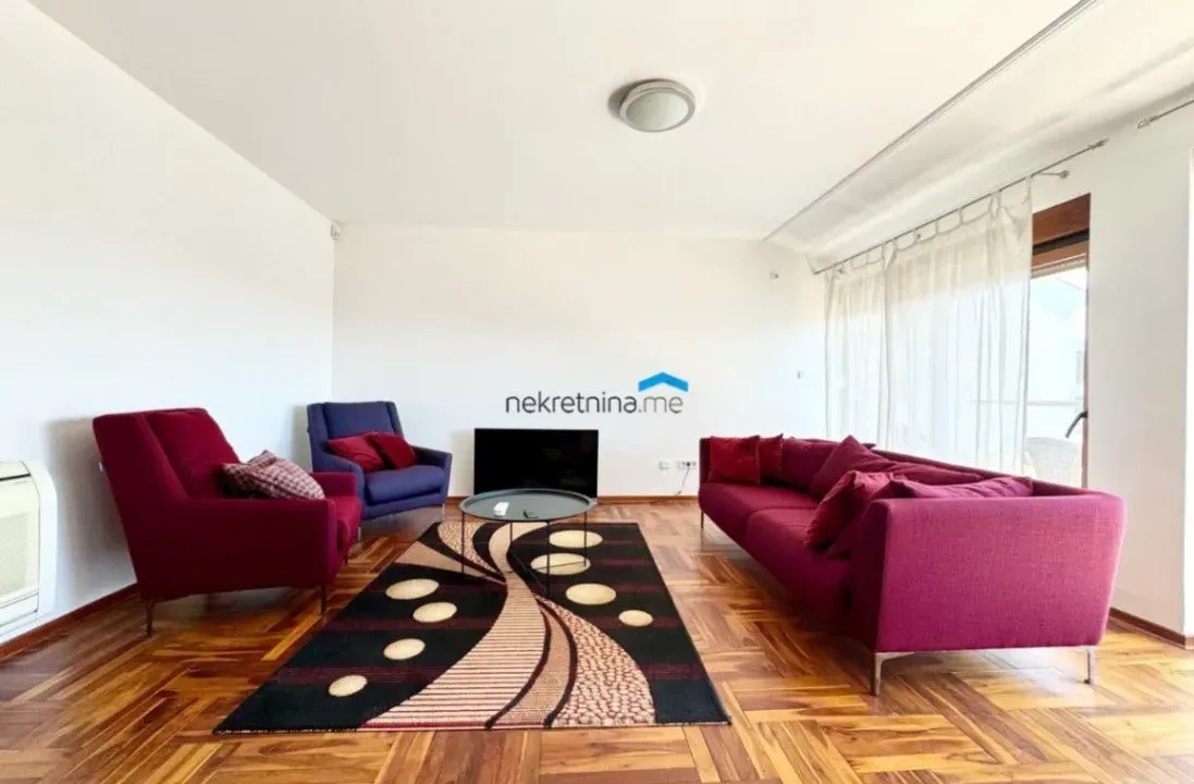 Izdavanje, četvorosoban stan, 178m², Gorica C, Podgorica