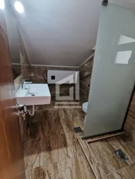 Kupatilo sa umivaonikom, tuš kabinom i wc šoljom pod kosim plafonom. - image 5