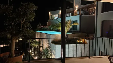 Noćni pogled na osvijetljeni bazen i dvorište vile sa terase. - image 20