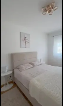 Bright and tidy bedroom with a double bed. - image 4