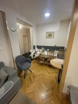 Dnevna soba sa trpezarijskim stolom i stolicama. - image 2