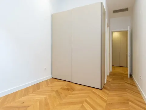 Izdavanje, trosoban stan, 205m², Podgorica, Crna Gora - image 1