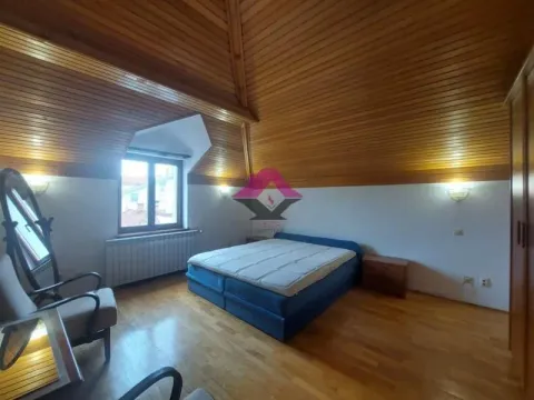 Spavaća soba sa bračnim krevetom i drvenim plafonom. - image 10
