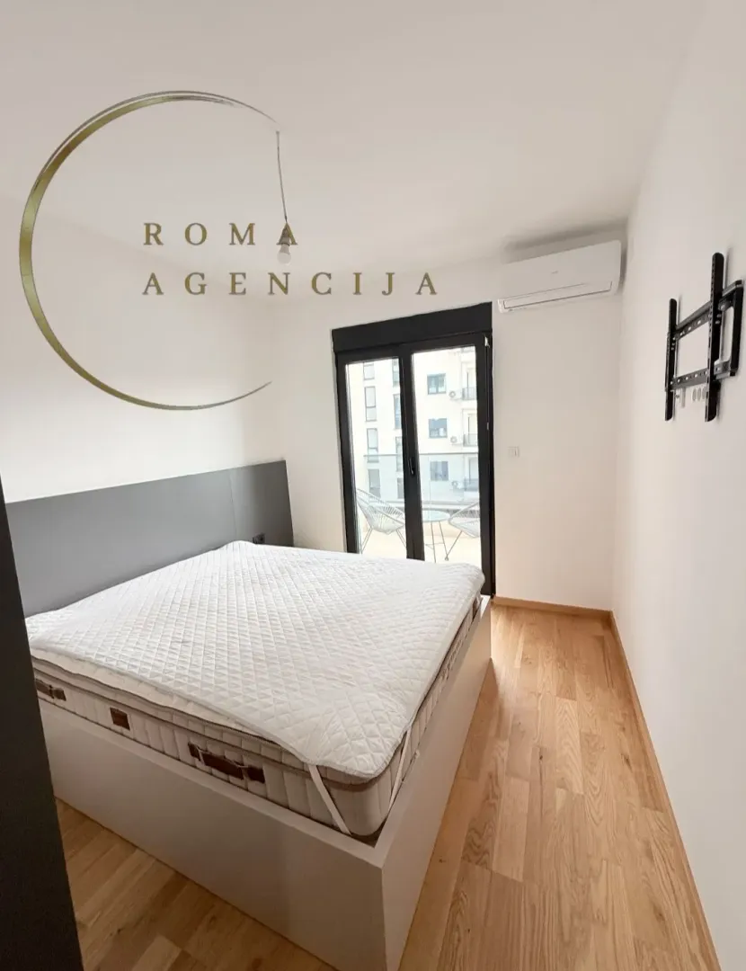 Bright and tidy bedroom with a double bed and access to the terrace.
