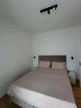 Namještena spavaća soba sa bračnim krevetom i noćnim stočićima. - image 10