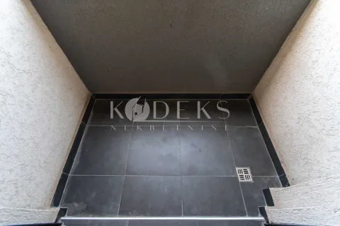 Natkriveni balkon sa popločanim podom i odvodom. - image 14