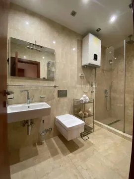 Moderne kupatilo sa tuš kabinom, umivaonikom i wc šoljom. - image 5