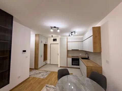 Moderna kuhinja sa trpezarijom i ugradnim elementima u bijeloj i drvenoj boji. - image 6