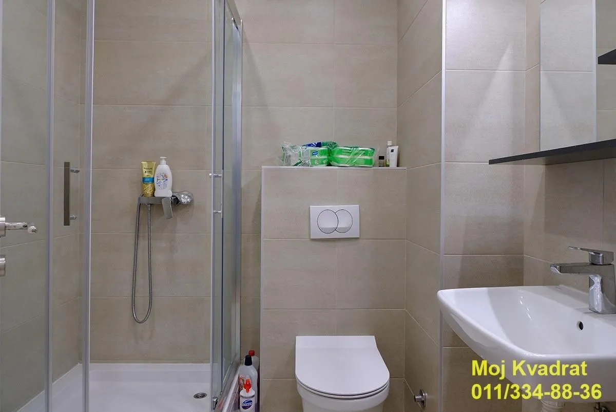 Kupatilo opremljeno tuš kabinom, umivaonikom i wc šoljom.