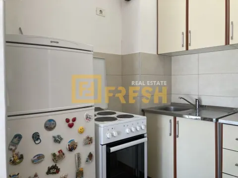 Manja kuhinja sa frižiderom, šporetom i kuhinjskim elementima. - image 11