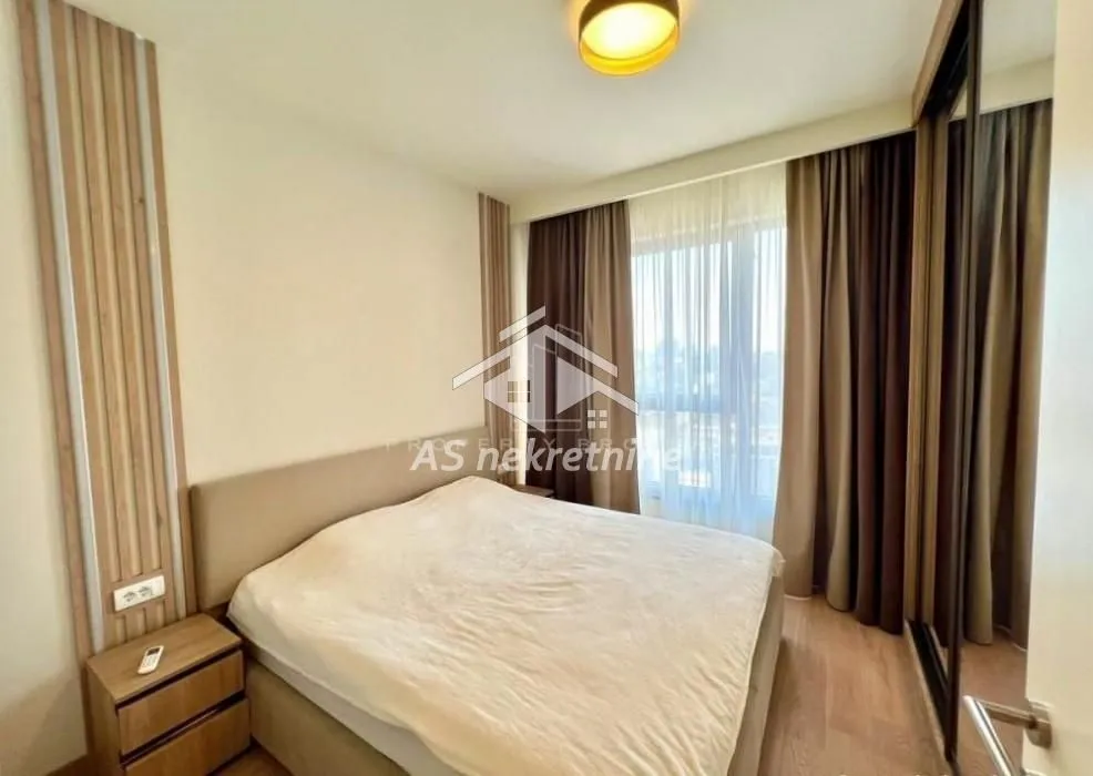 Izdavanje, trosoban stan, 83m², Savski Venac, Beograd