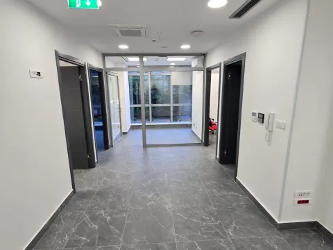 Izdavanje, poslovni prostor, 80m², Centar, Podgorica - image 3