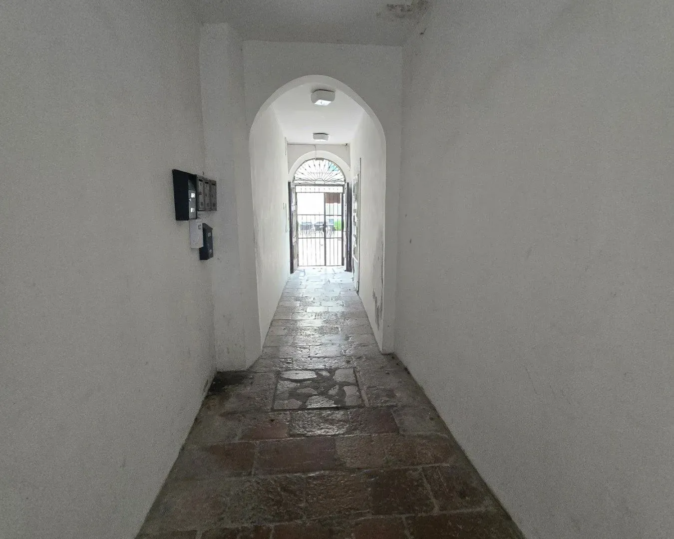 Izdavanje, poslovni prostor, 100m², Stari Grad Kotor, Kotor