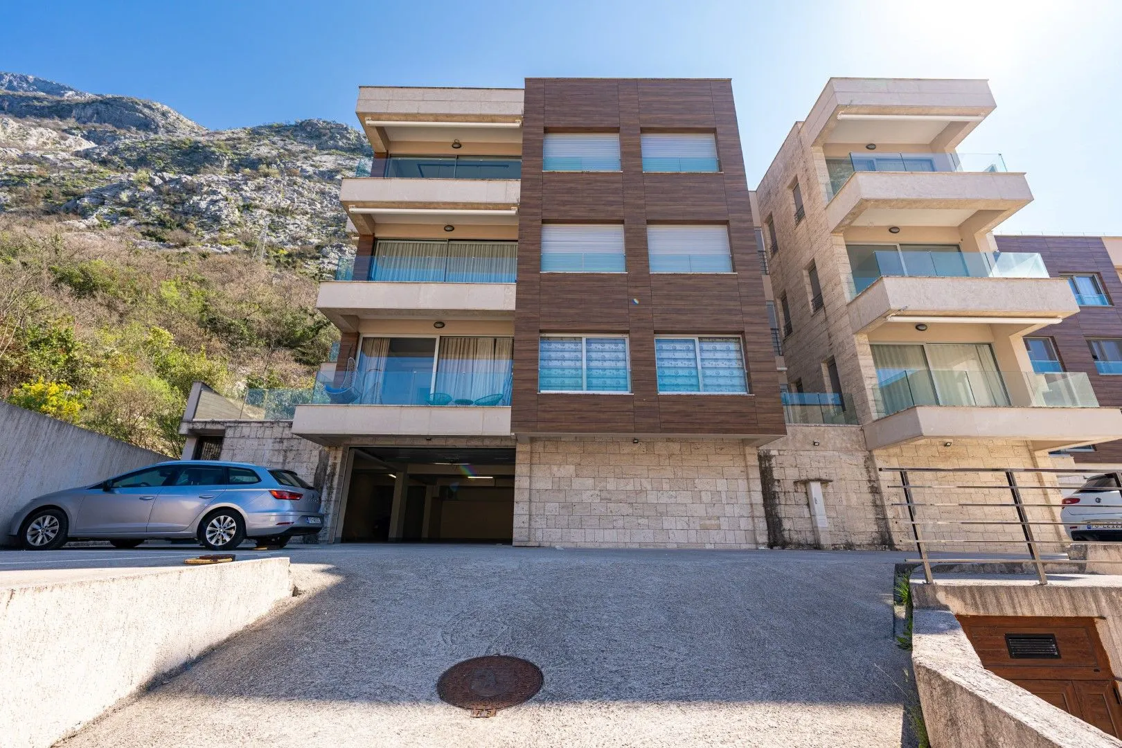 Prodaja, dvosoban stan, 82m², Dobrota, Kotor