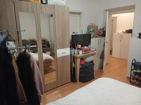 Nameštena spavaća soba sa velikim ormarom sa ogledalom i krevetom. - image 7