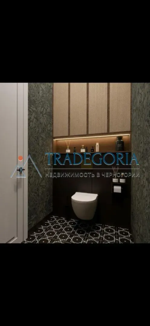 Moderno opremljeno kupatilo sa WC šoljom i ugradnim elementima.