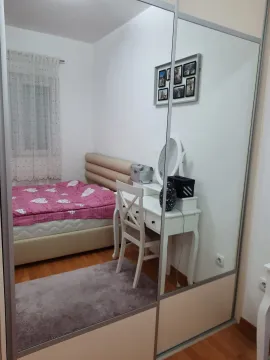 Namještena spavaća soba sa bračnim krevetom, radnim stolom i velikim ogledalom. - image 5