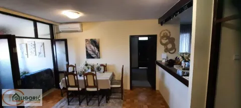 Dnevna soba sa trpezarijskim stolom i stolicama. - image 9