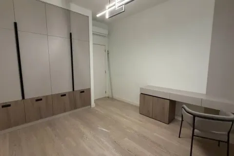 Manja soba sa ugradnim plakarom i pultom sa stolicom. - image 10