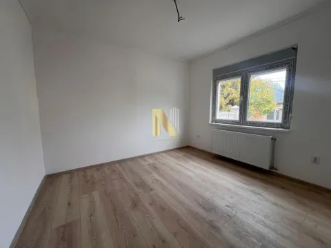 Prazna soba sa belim zidovima, drvenim podom i prozorom. - image 13