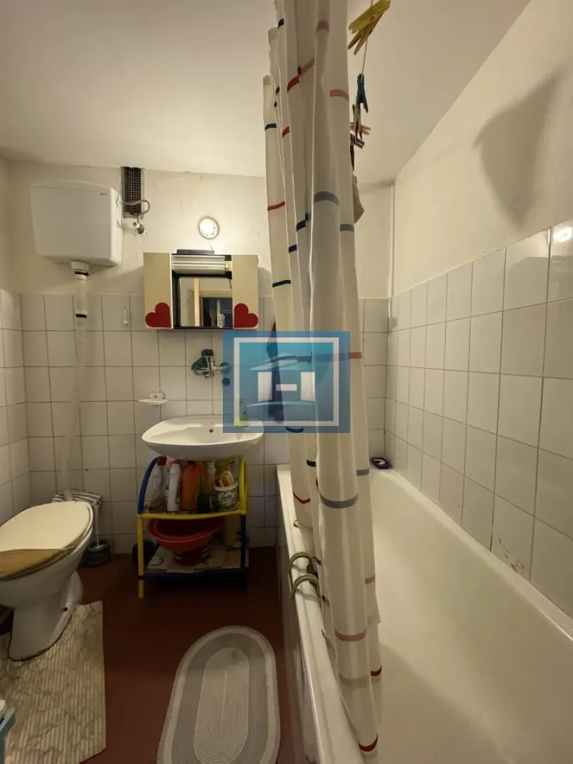Manje kupatilo sa kadom, umivaonikom i toaletom.