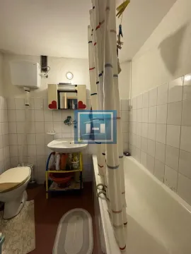 Manje kupatilo sa kadom, umivaonikom i toaletom. - image 13