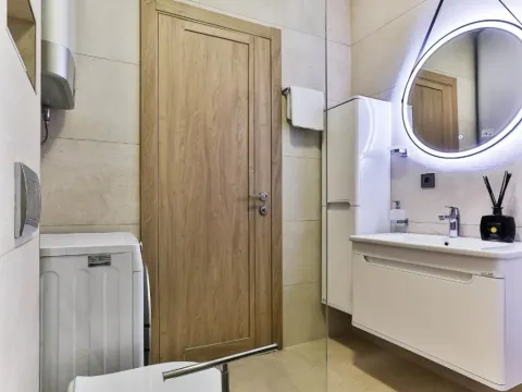 Izdavanje, dvosoban stan, 76m², Bečići, Budva - image 10