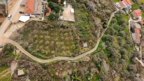 Pogled iz vazduha na plac sa putem i okolnim rastinjem. - image 3