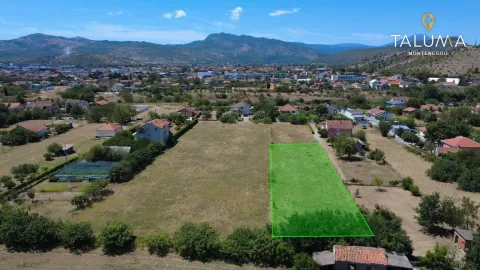 Pogled iz vazduha na građevinsko zemljište sa označenom granicom parcele. - image 5