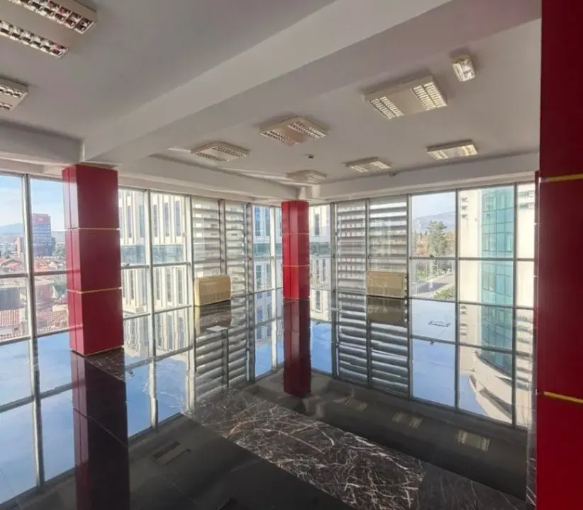 Izdavanje, poslovni prostor, 183m², Centar, Podgorica