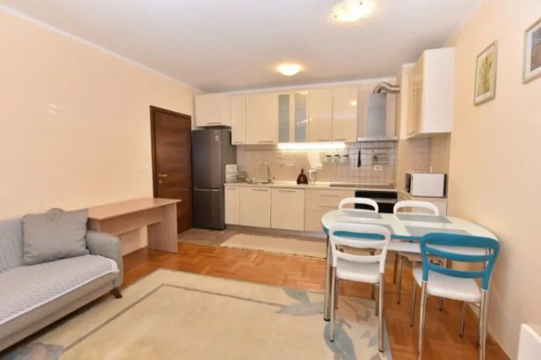 Izdavanje, dvosoban stan, 65m², Stari Aerodrom, Podgorica