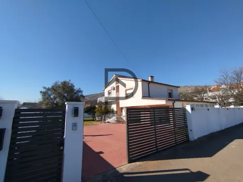 Izdavanje, stan, 330m², Tološi, Podgorica - image 2