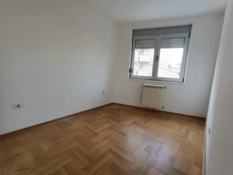 Prazna soba sa parketom i prozorom. - image 3