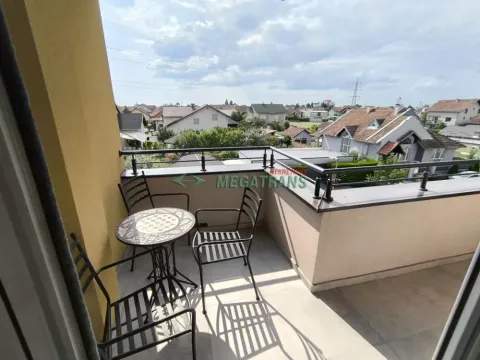Namešten balkon sa garniturom za sedenje i pogledom na okolno naselje. - image 13
