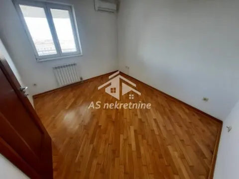 Prazna soba sa parketom i belim zidovima. - image 10