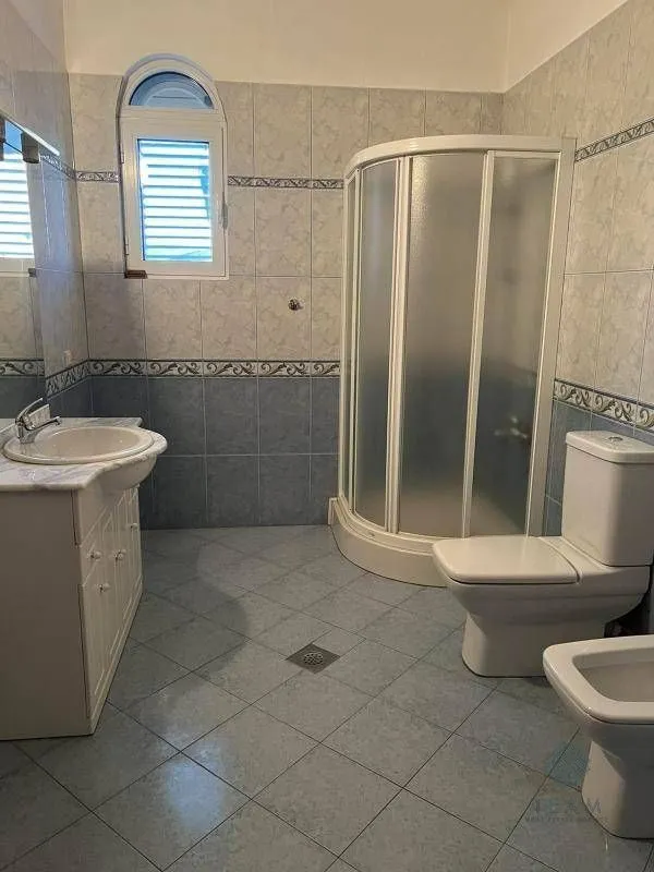 Izdavanje, kuća, 400m², Zlatica, Podgorica