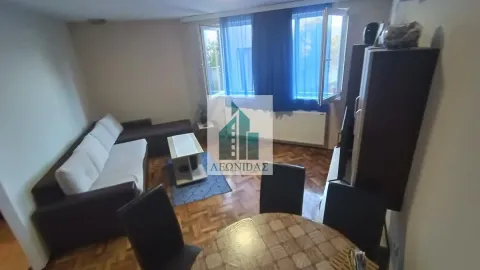 Dnevna soba sa garniturom, trpezarijskim stolom i prozorima. - image 2