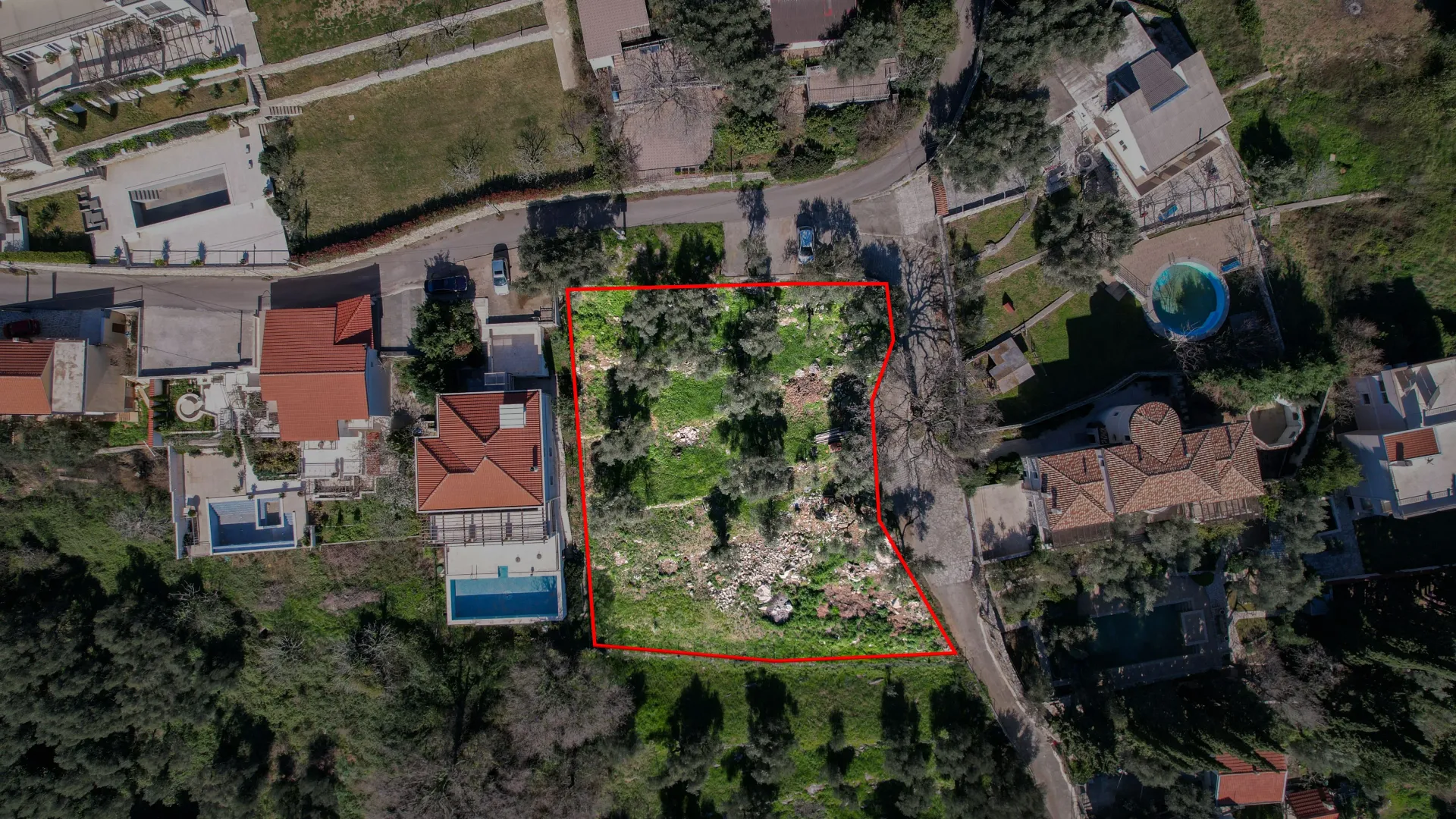 Pogled iz vazduha na građevinsku parcelu sa označenim granicama.