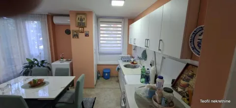 Kuhinja sa trpezarijom i belim elementima. - image 7