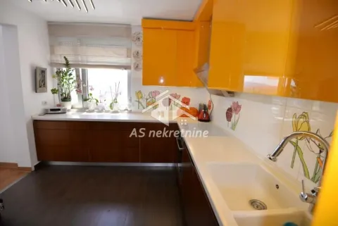 Kuhinja sa žutim gornjim elementima i belom radnom površinom. - image 8