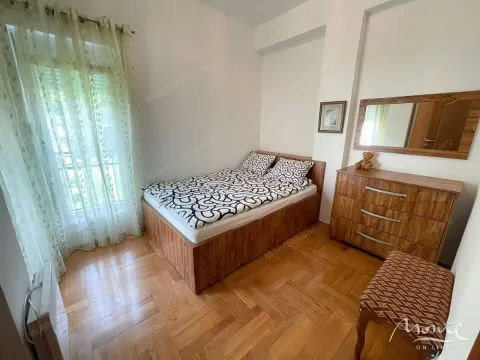 Namještena spavaća soba sa bračnim krevetom, komodom i ogledalom. - image 4