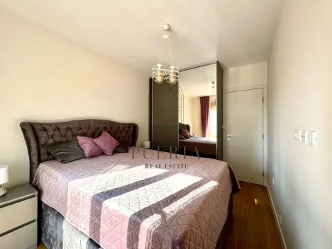 Furnished bedroom with a double bed and a wardrobe. - image 10