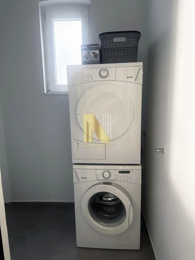 Izdavanje, trosoban stan, 110m², Centar, Novi Sad